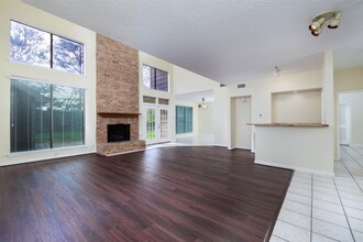 14207 Islandwoods Dr in Houston, TX - Building Photo - Building Photo