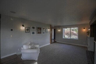 1555 SW Gilson Ct in McMinnville, OR - Building Photo - Building Photo