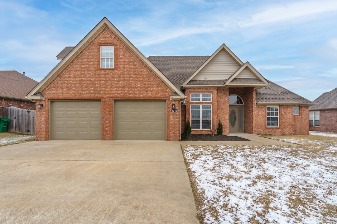 1040 Harvest St in Centerton, AR - Building Photo