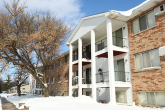 Country Manor Apartments in Potterville, MI - Building Photo - Building Photo