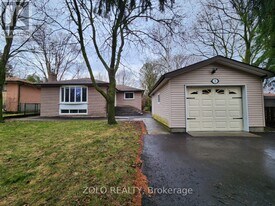 3 Cabot Ct in Aurora, ON - Building Photo