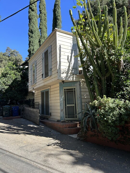 586 Woodland Dr in Sierra Madre, CA - Foto de edificio