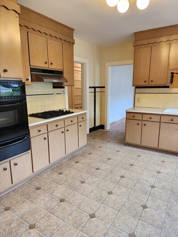 34 Averton St, Unit 1 in Boston, MA - Foto de edificio - Building Photo