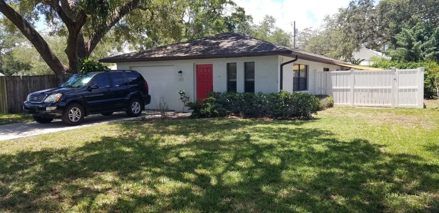 5217-5229 29th Ave S in Gulfport, FL - Building Photo