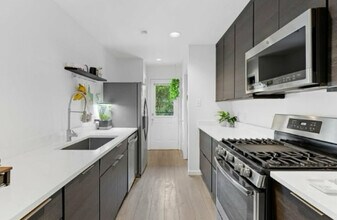 1106 W 6th St, Unit 213 in Austin, TX - Building Photo - Building Photo