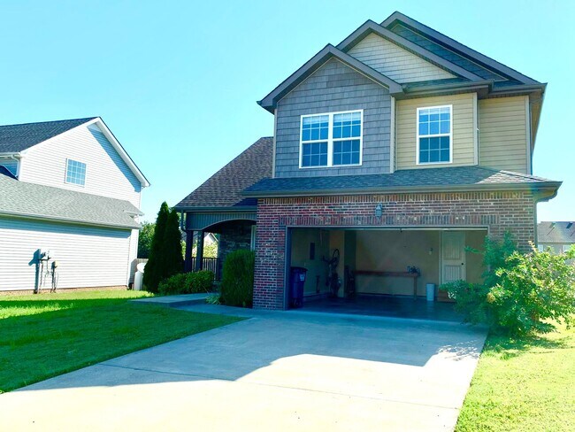 992 Dwight Eisenhower Way in Clarksville, TN - Building Photo - Building Photo