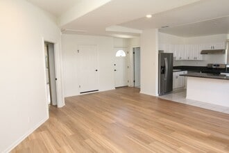12205 Oxnard St in Los Angeles, CA - Building Photo - Building Photo