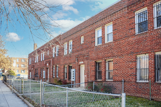 2013 I St NE in Washington, DC - Foto de edificio - Building Photo