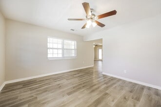 5 Victoria Dr in North Fort Myers, FL - Foto de edificio - Building Photo