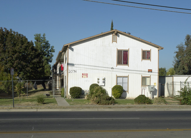 2074-2078 S Cedar Ave in Fresno, CA - Building Photo - Building Photo