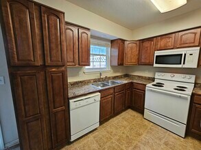 1821 NE Knollbrook St in Lee's Summit, MO - Building Photo - Building Photo