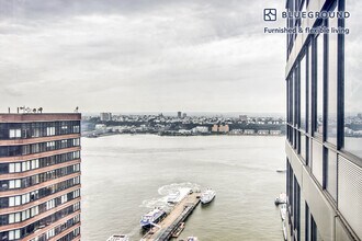 635 W 42nd St in New York, NY - Foto de edificio - Building Photo