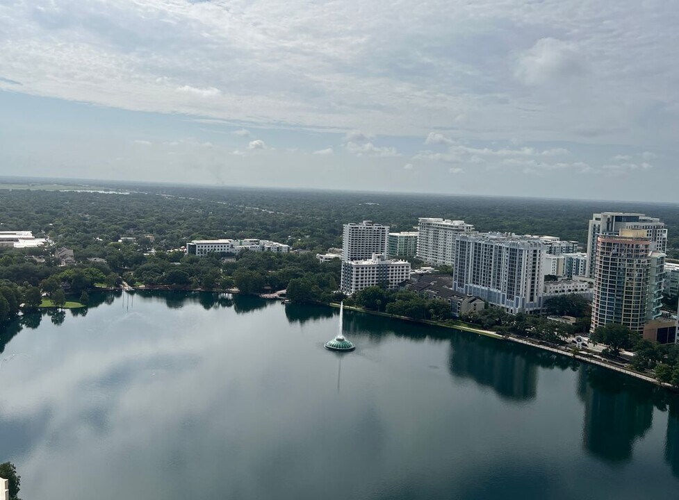 150 E Robinson St in Orlando, FL - Building Photo