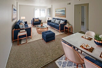 Pine Hill Apartments in Howell, MI - Foto de edificio - Building Photo