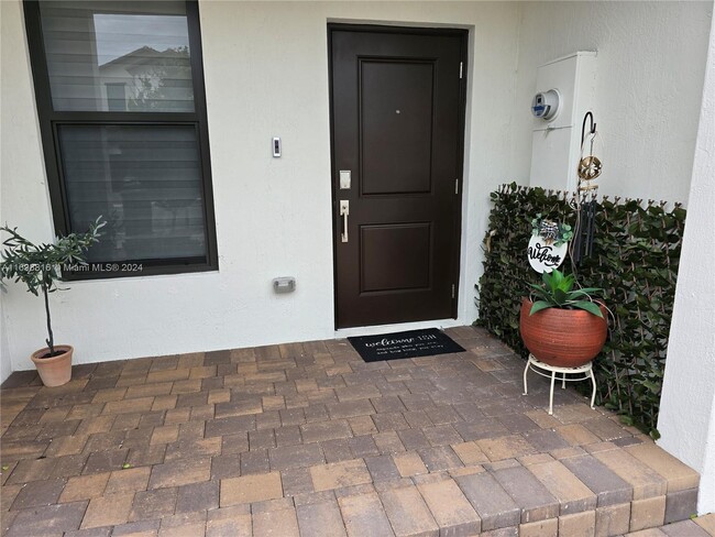 256 SW 159th Terrace in Pembroke Pines, FL - Foto de edificio - Building Photo