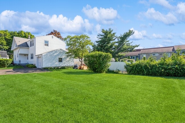 11 Emerson St in Norwalk, CT - Foto de edificio - Building Photo