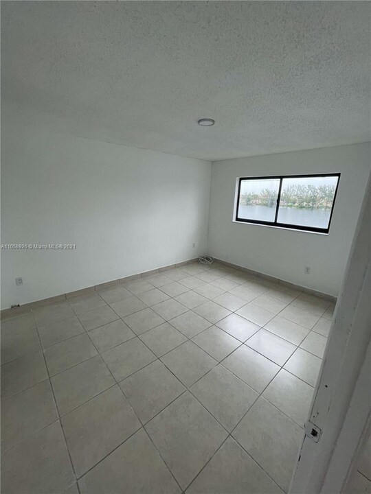 16923 NW 53rd Ave in Miami Gardens, FL - Foto de edificio