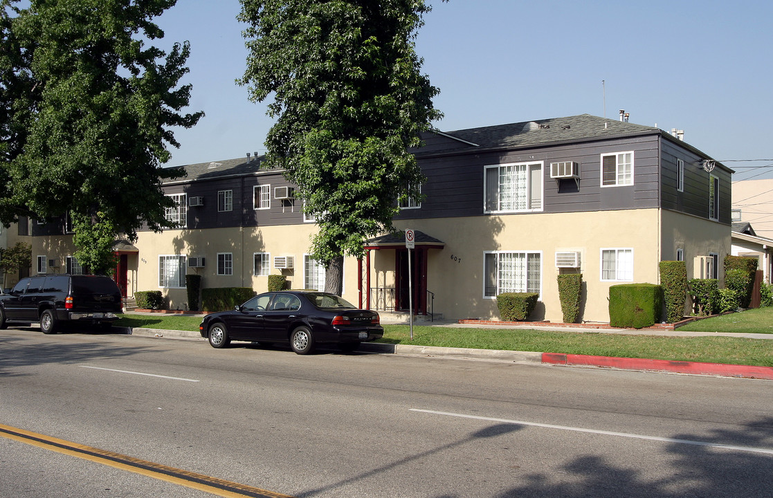 607-609 S Chevy Chase Dr in Glendale, CA - Building Photo