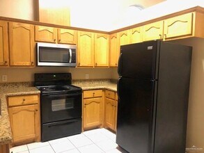 2219 W Candlelight Ln-Unit -4 in Edinburg, TX - Foto de edificio - Building Photo