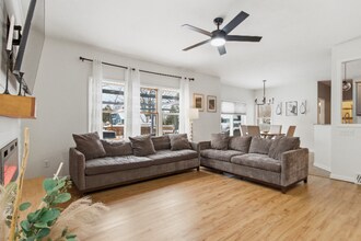 5791 Pinwheel Cir in East Syracuse, NY - Foto de edificio - Building Photo