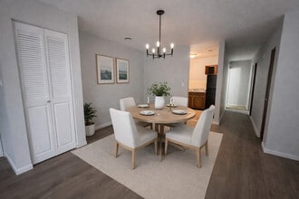 Hillcrest Apartments in Cuyahoga Falls, OH - Building Photo - Building Photo