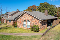 Kingsford Court in Arlington, TX - Foto de edificio - Building Photo