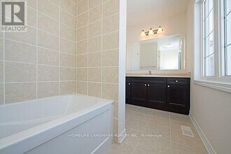 1646 Gainer Cres in Milton, ON - Building Photo - Building Photo