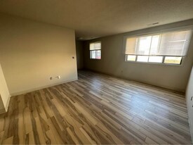 948 Boston Way in Coralville, IA - Building Photo