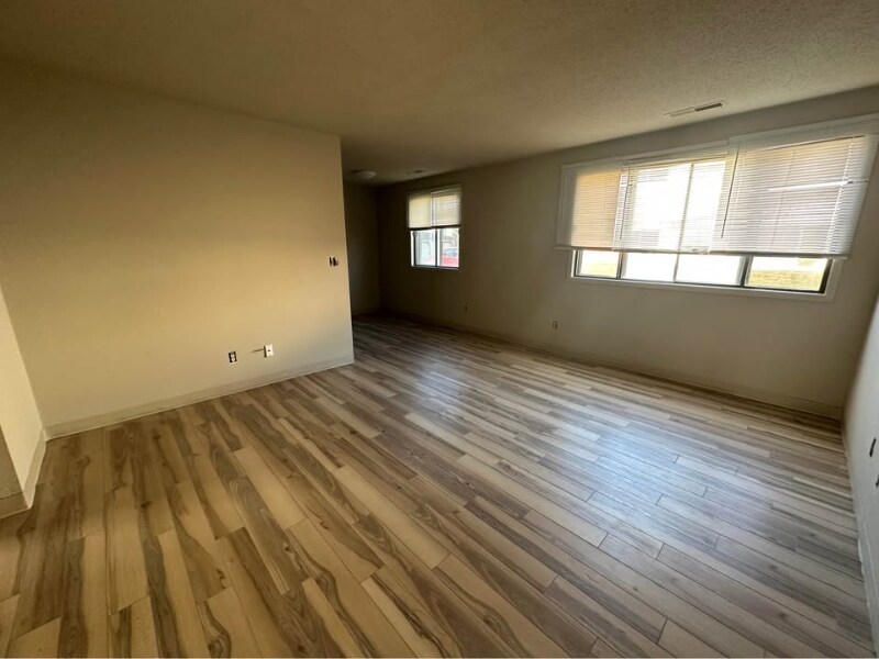 948 Boston Way in Coralville, IA - Building Photo