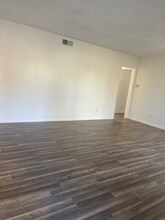 555 Greenbrier Dr in Oceanside, CA - Foto de edificio - Building Photo