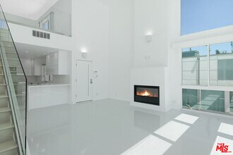2419 Ocean Front Walk in Los Angeles, CA - Building Photo - Building Photo