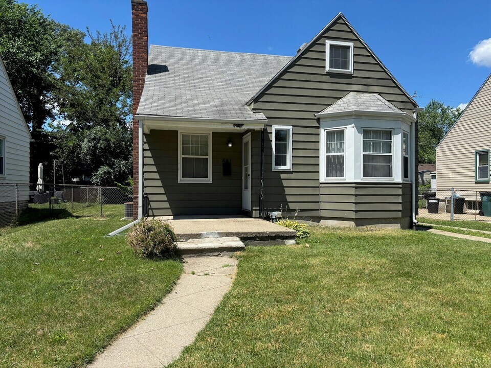 581 Flowerdale St in Ferndale, MI - Building Photo