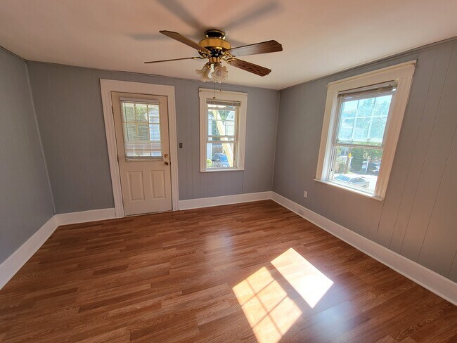 8 Russell Rd, Unit 1 in Winchester, MA - Building Photo - Building Photo