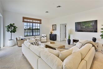 201 San Mateo Dr in Bonita Springs, FL - Foto de edificio - Building Photo