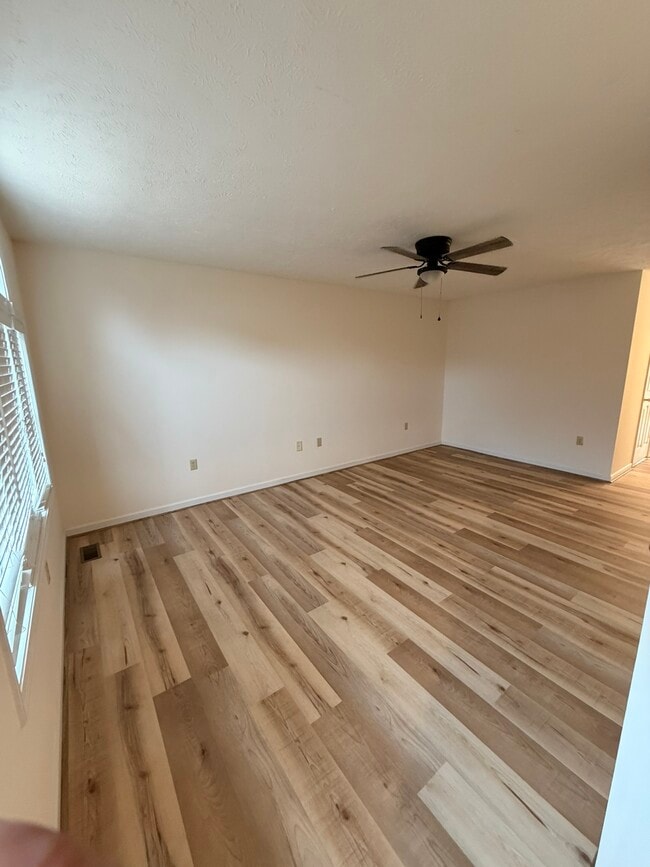 204 Amanda Ln, Unit 3 in Bristol, TN - Foto de edificio - Building Photo