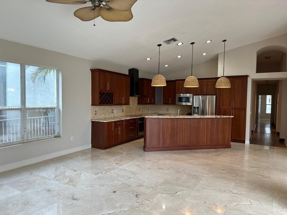 18580 SW 44th St in Miramar, FL - Foto de edificio