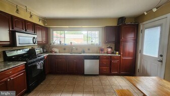 804 Carpenter St in Glassboro, NJ - Building Photo