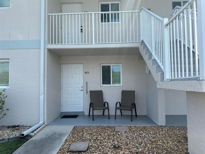 12538 SW Kingsway Cir, Unit 403 in Lake Suzy, FL - Building Photo