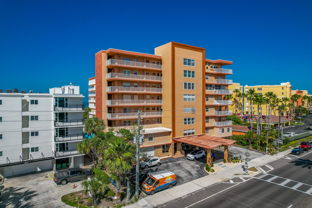 Redington Reef in North Redington Beach, FL - Foto de edificio