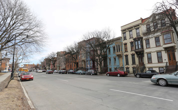 490 Madison Ave in Albany, NY - Foto de edificio - Building Photo