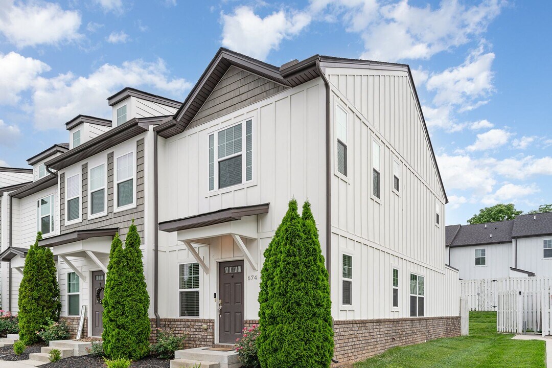 674 Bristol Creek Dr in Nashville, TN - Building Photo