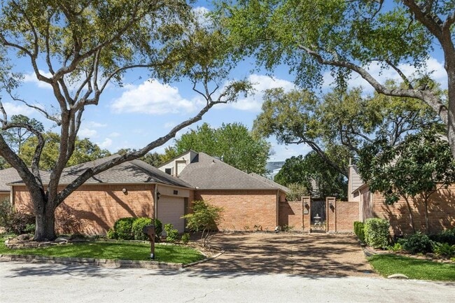 property at 318 W Fair Harbor Ln