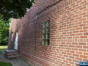 37 Bayview Ave in Englewood Cliffs, NJ - Building Photo - Building Photo