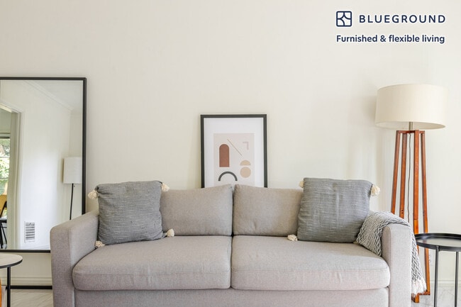 136 S Roxbury Dr in Beverly Hills, CA - Building Photo - Building Photo