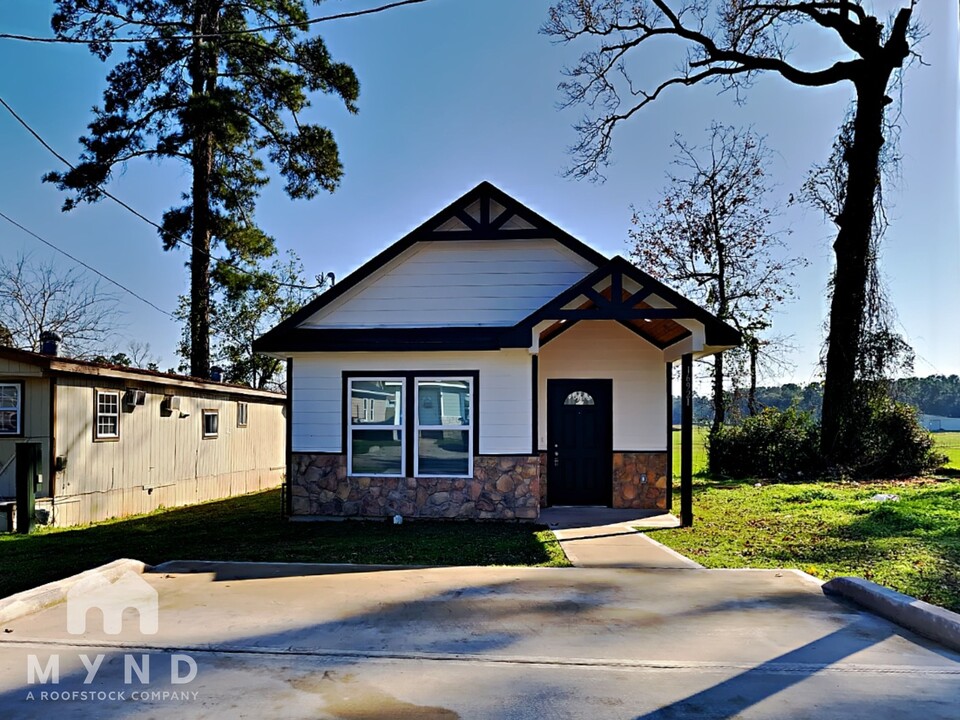 16921 W Lynbrook in Montgomery, TX - Building Photo