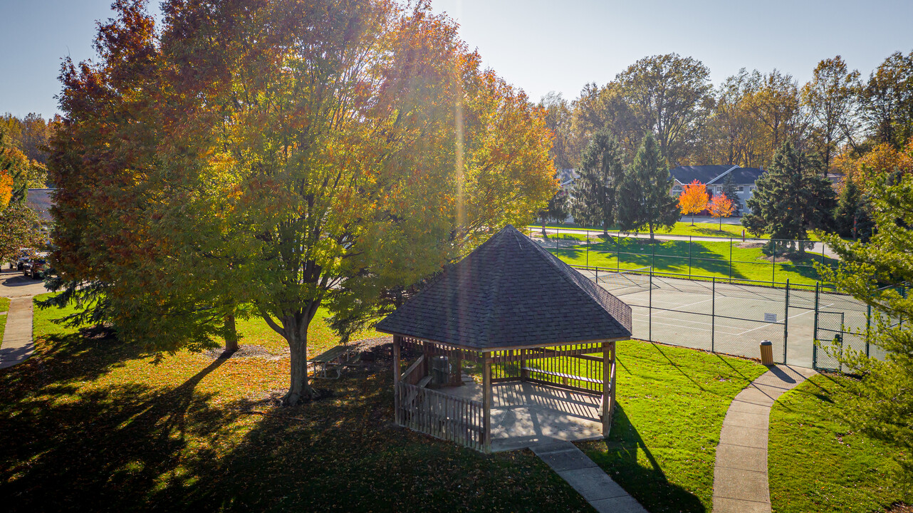 Oakwood Apartments in Olmsted Twp, OH - Foto de edificio