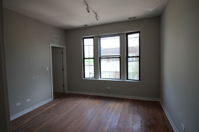 4208 N Milwaukee Ave in Chicago, IL - Foto de edificio - Building Photo