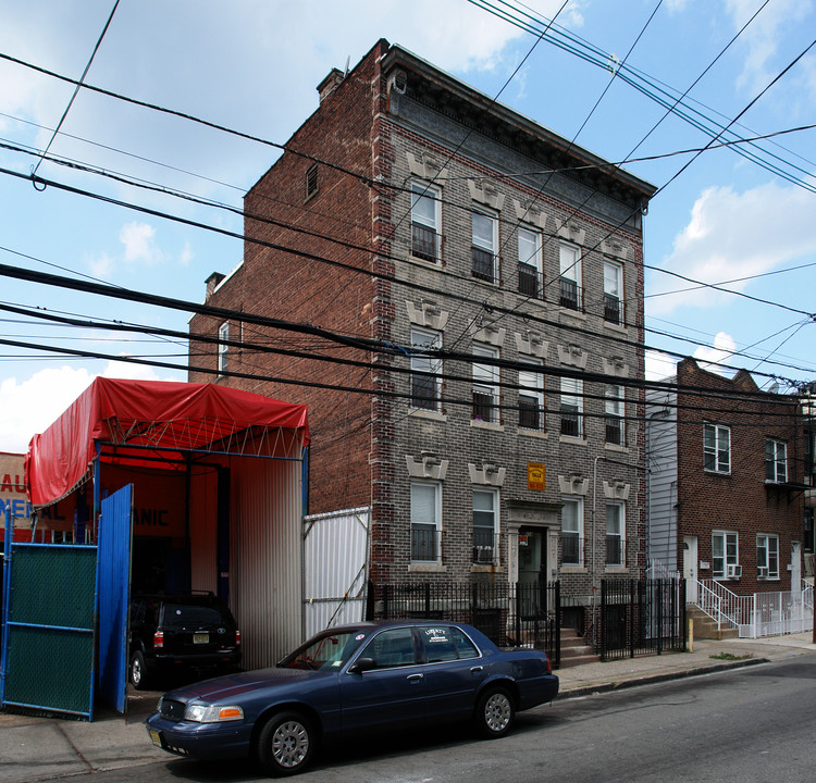 658 N 6th St in Newark, NJ - Building Photo