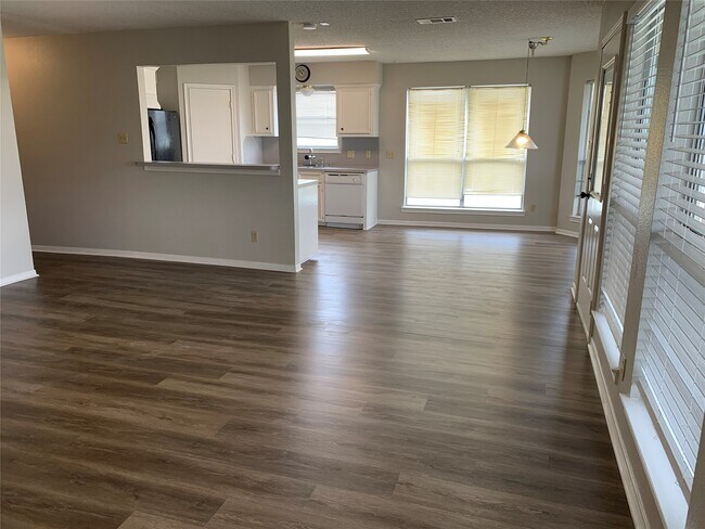 585 Warsaw Dr in Bayou Vista, TX - Building Photo - Building Photo