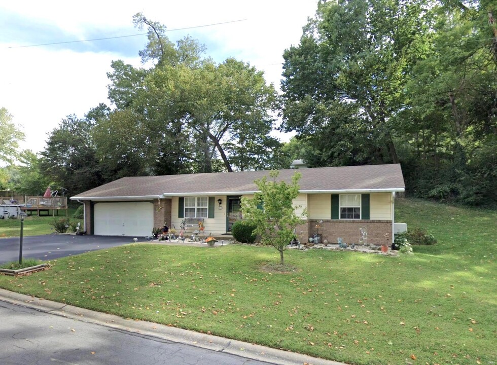 31 Pat Dr in Collinsville, IL - Building Photo